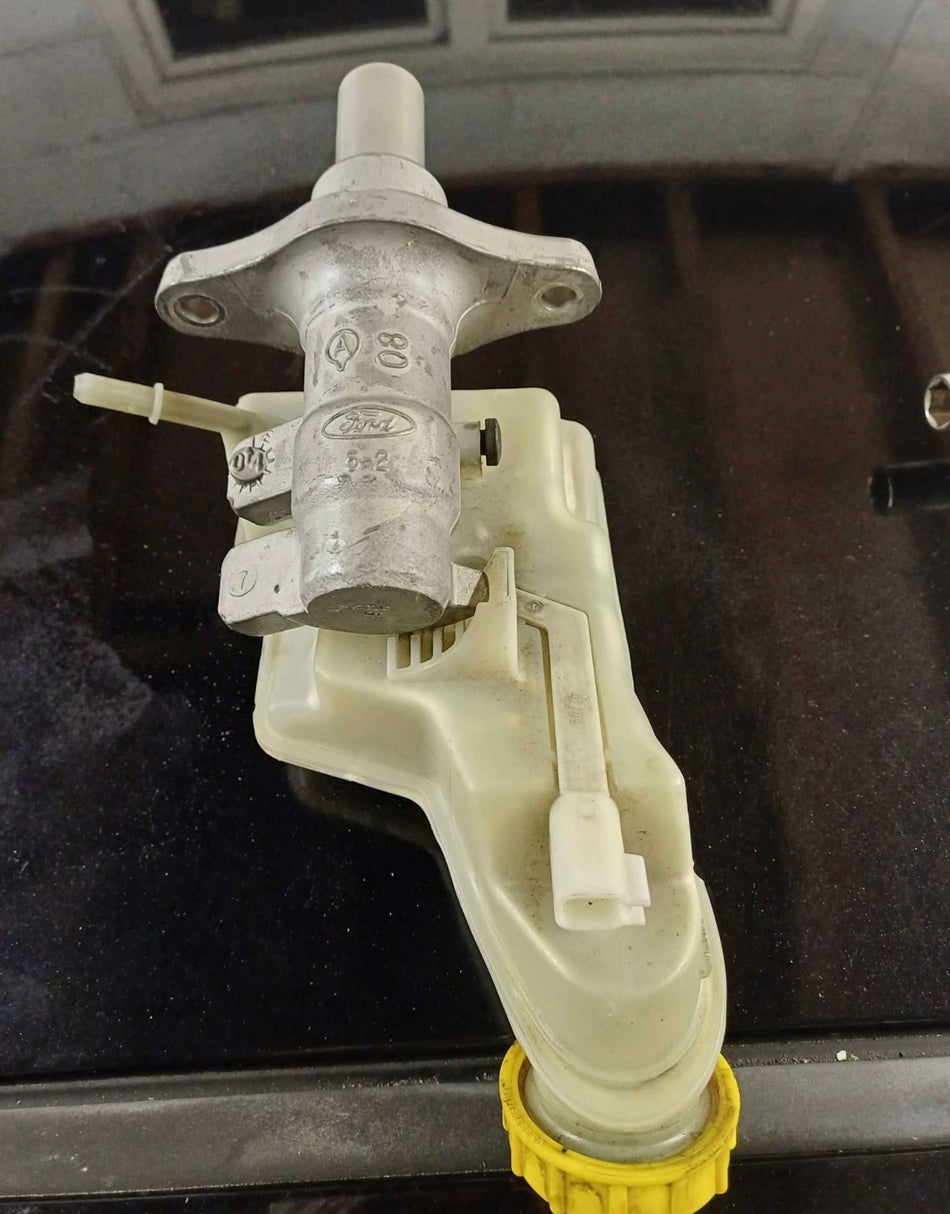 Mk6 Ford Fiesta ST150 brake servo & reservoir.