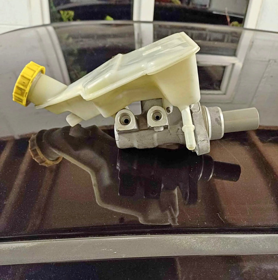 Mk6 Ford Fiesta ST150 brake servo & reservoir.